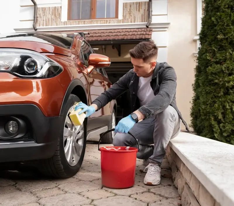 Lavage auto à domicile Lapenne : professionnel intervenant sur un véhicule